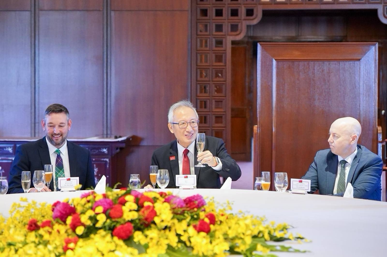圖說三:外交部政務次長吳志中向與會貴賓舉杯致意。
