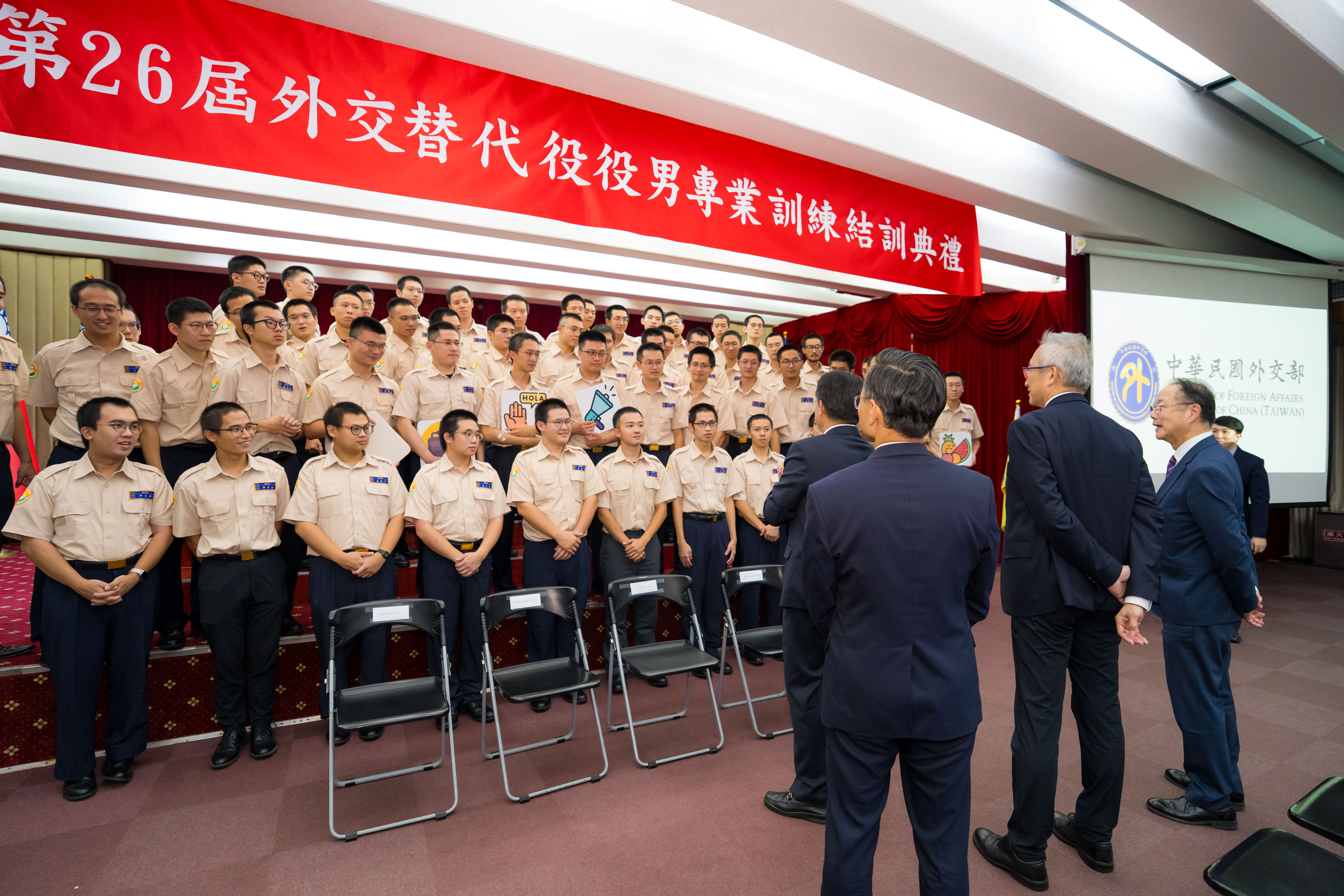 圖說四:外交部政務次長吳志中等貴賓於典禮後關心勸勉役男。
